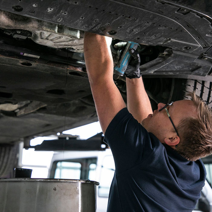 Ölwechsel mit Fahrzeug auf Hebebühne bei Niks Fahrzeugtechnik Autowerkstatt in Vaihingen an der Enz, nahe Ludwigsburg.
