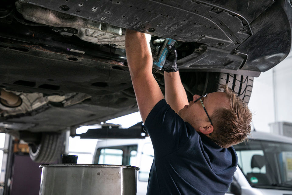 Ölwechsel mit Fahrzeug auf Hebebühne bei Niks Fahrzeugtechnik Autowerkstatt in Vaihingen an der Enz, nahe Ludwigsburg.