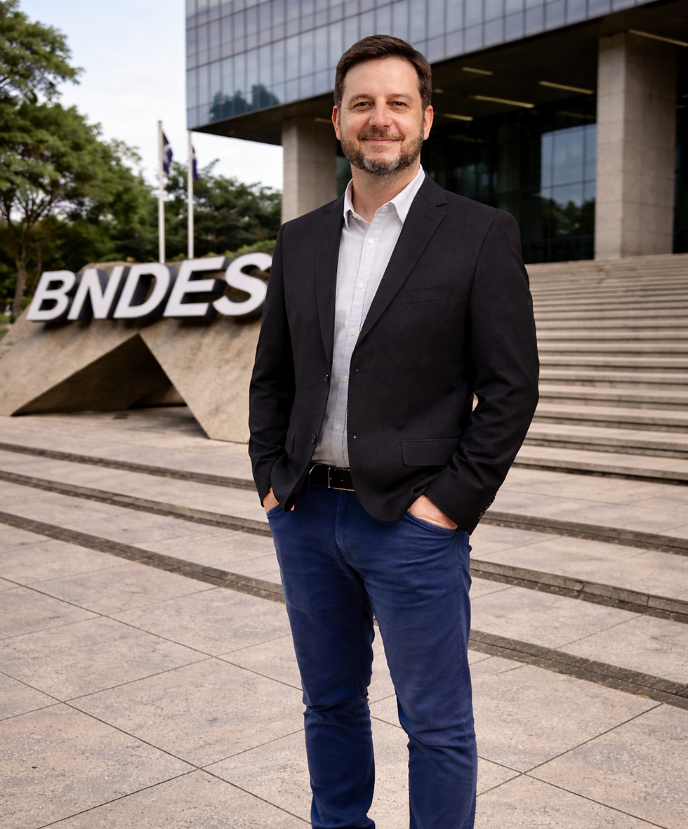 Henrique Santana, fundador da Aviva Consultoria, em frente à sede do BNDES