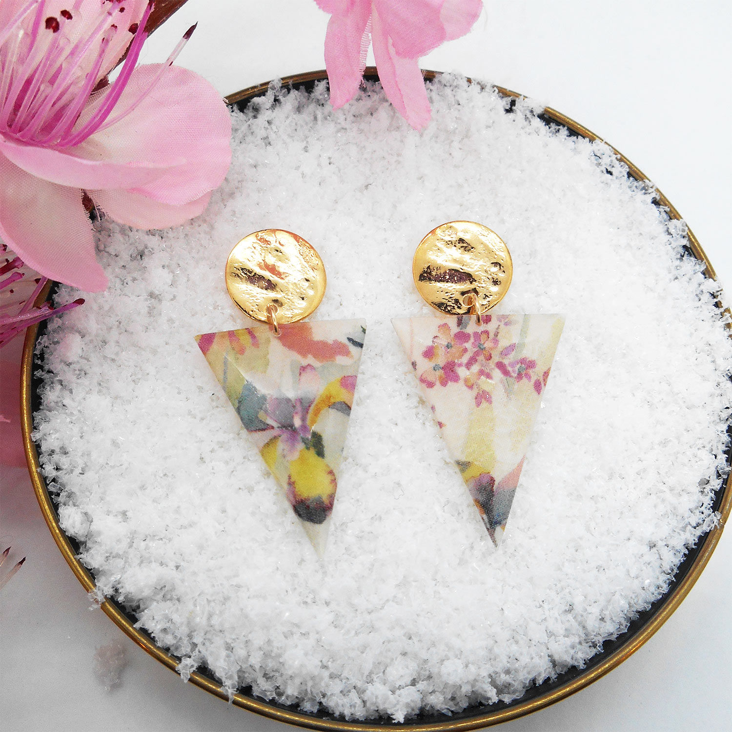 Boucles d'oreilles en forme de triangle avec un motif fleuri