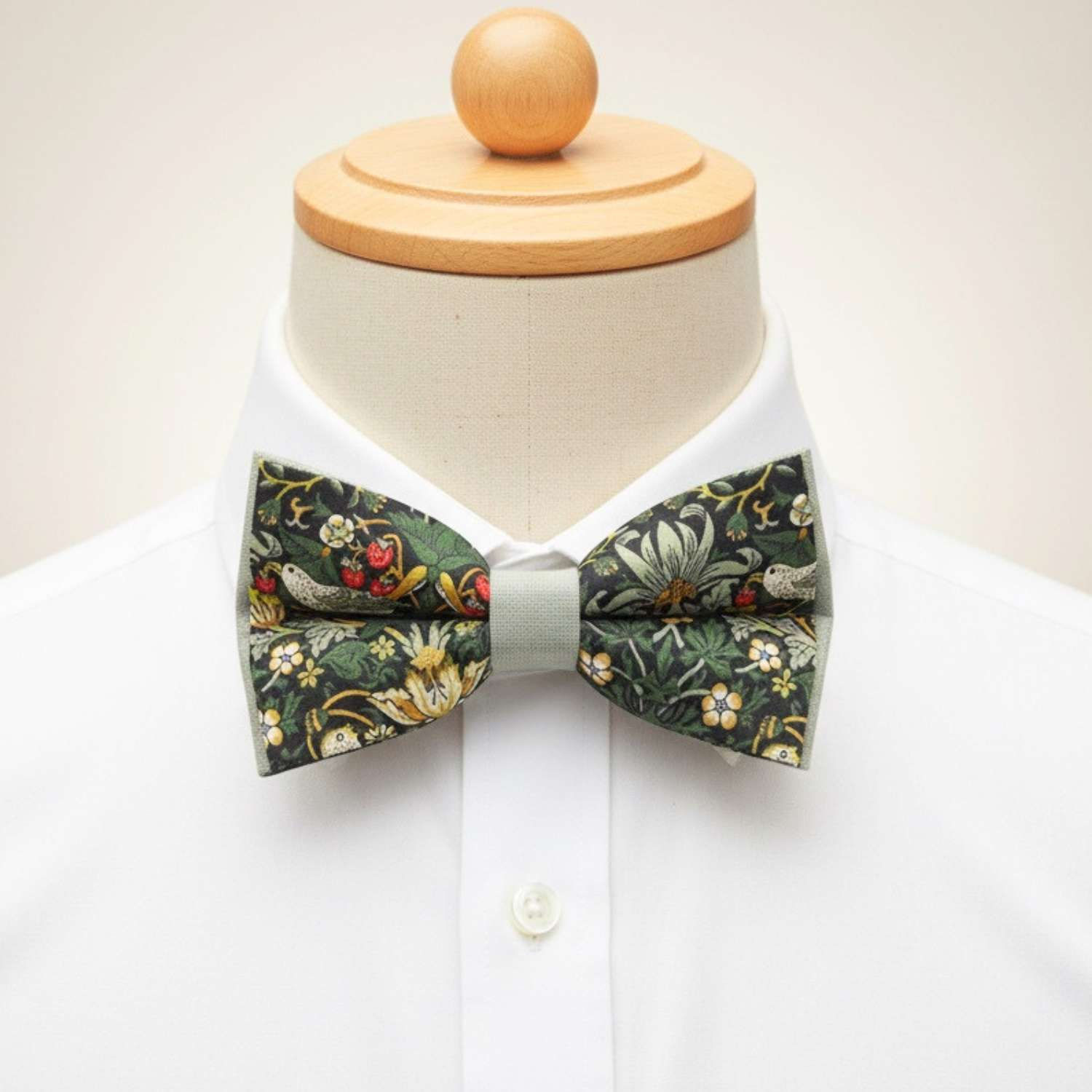 Noeud papillon battoir – Liberty Strawberry Forêt & coton vert de gris