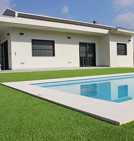 Bordes depiscinas con césped sintético