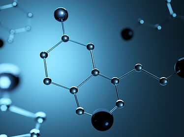 Das Serotonin-Molekül wird in seiner molekularen Struktur dargestellt, vor einem einfarbigen Hintergrund.