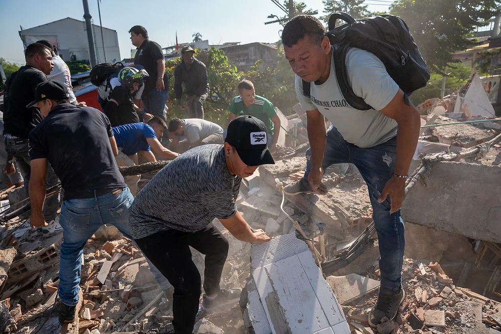 Varias personas remueven escombros en busca de víctimas, en Cali. Jair F. Coll