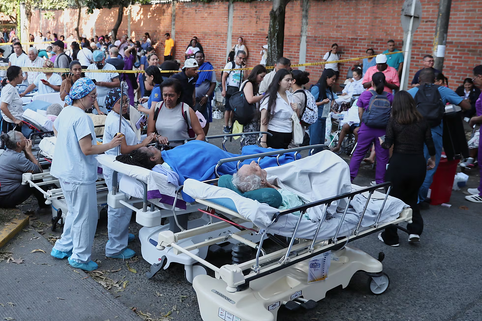 Pacientes evacuados de un hospital, en Cali.Santiago Saldarriaga (AP/LaPresse)