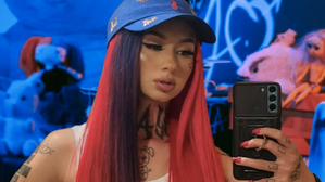 La rapera Kei Linch del video "Re locos papi, re locos" firmó contrato con Sony Music