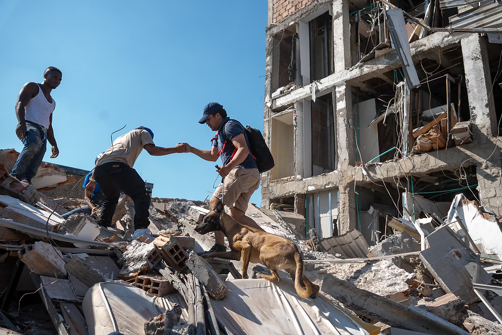 Varias personas buscan sobrevivientes en un edificio colapsado, en Cali. Jair F. Coll