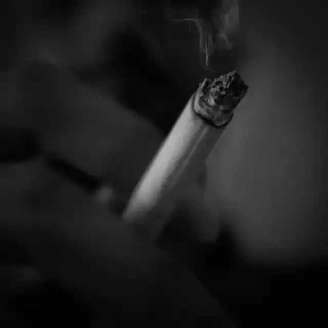 Une cigarette allumer dans une main