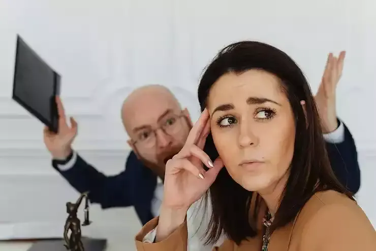 patron agressif avec sa salariée