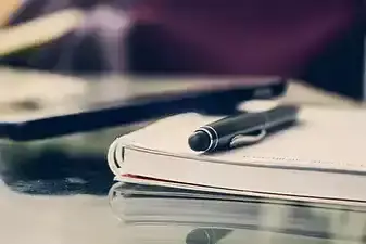 Document papier avec un stylo