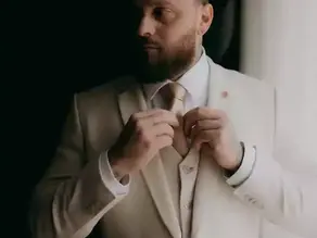 Un homme habiller en costume chic