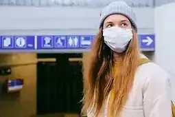 personne portant un masque pour prévenir du risque infectieux