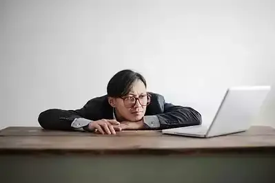 salarié avachi sur son bureau en plein bore out