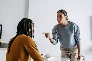 salariée agressive contre un collègue