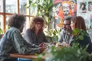 réunion d'équipe au travail