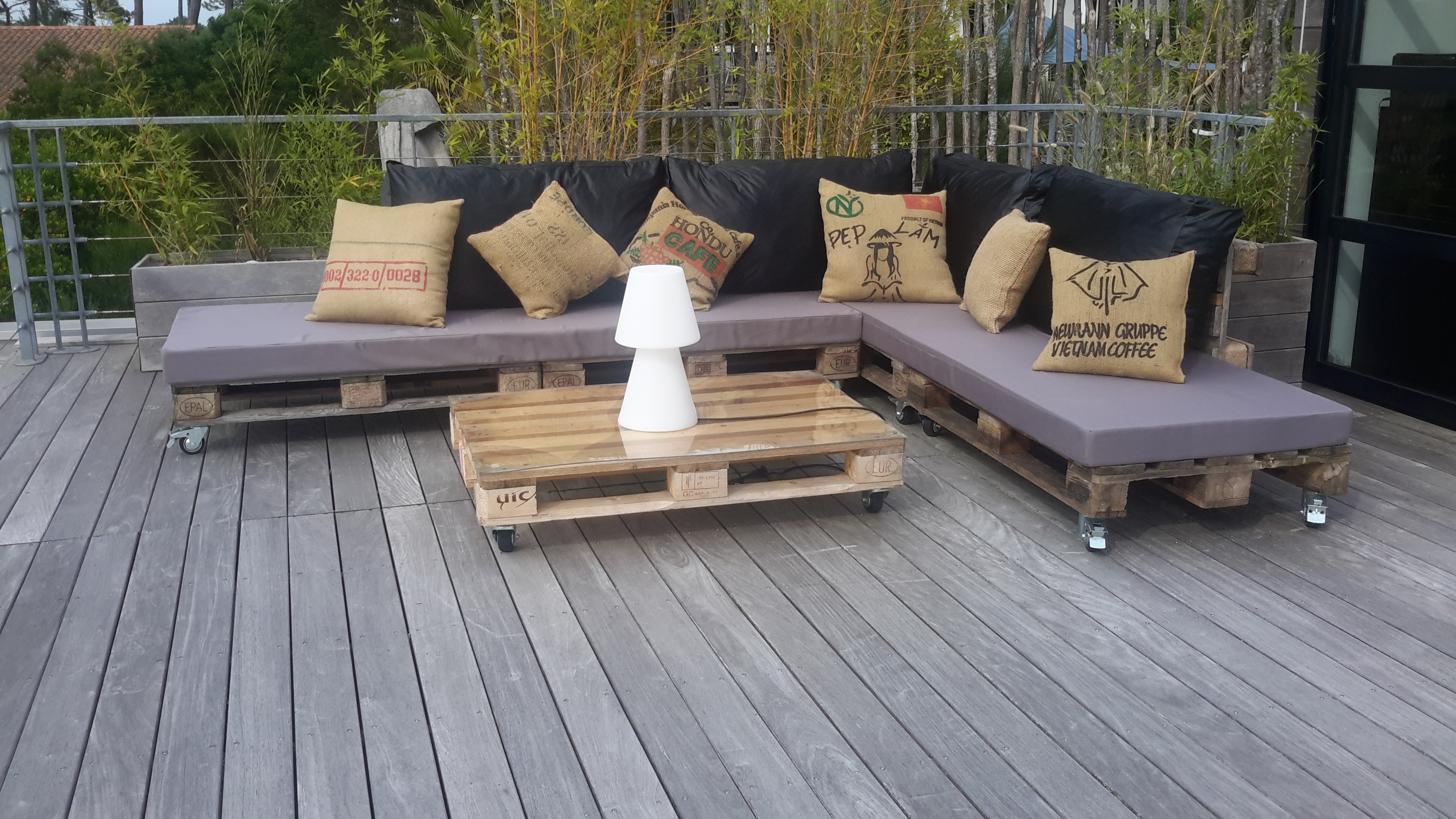 Canapé sur la terrasse de la suite à l'é