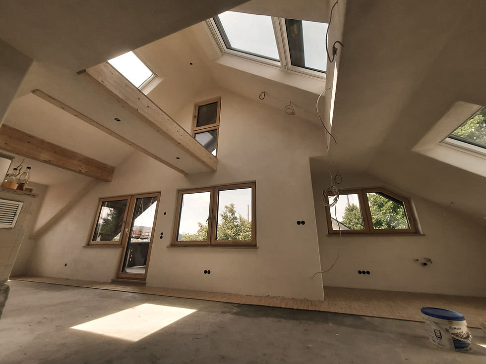 Moderne nachhaltige Architektur mit begrünter Innenhofgestaltung und Tageslicht