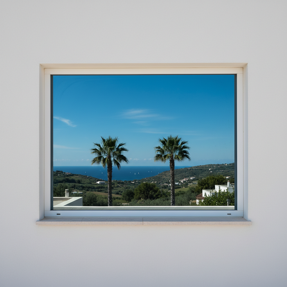 Meerblick mit Palmen aus einem weißen Fenster gerahmt