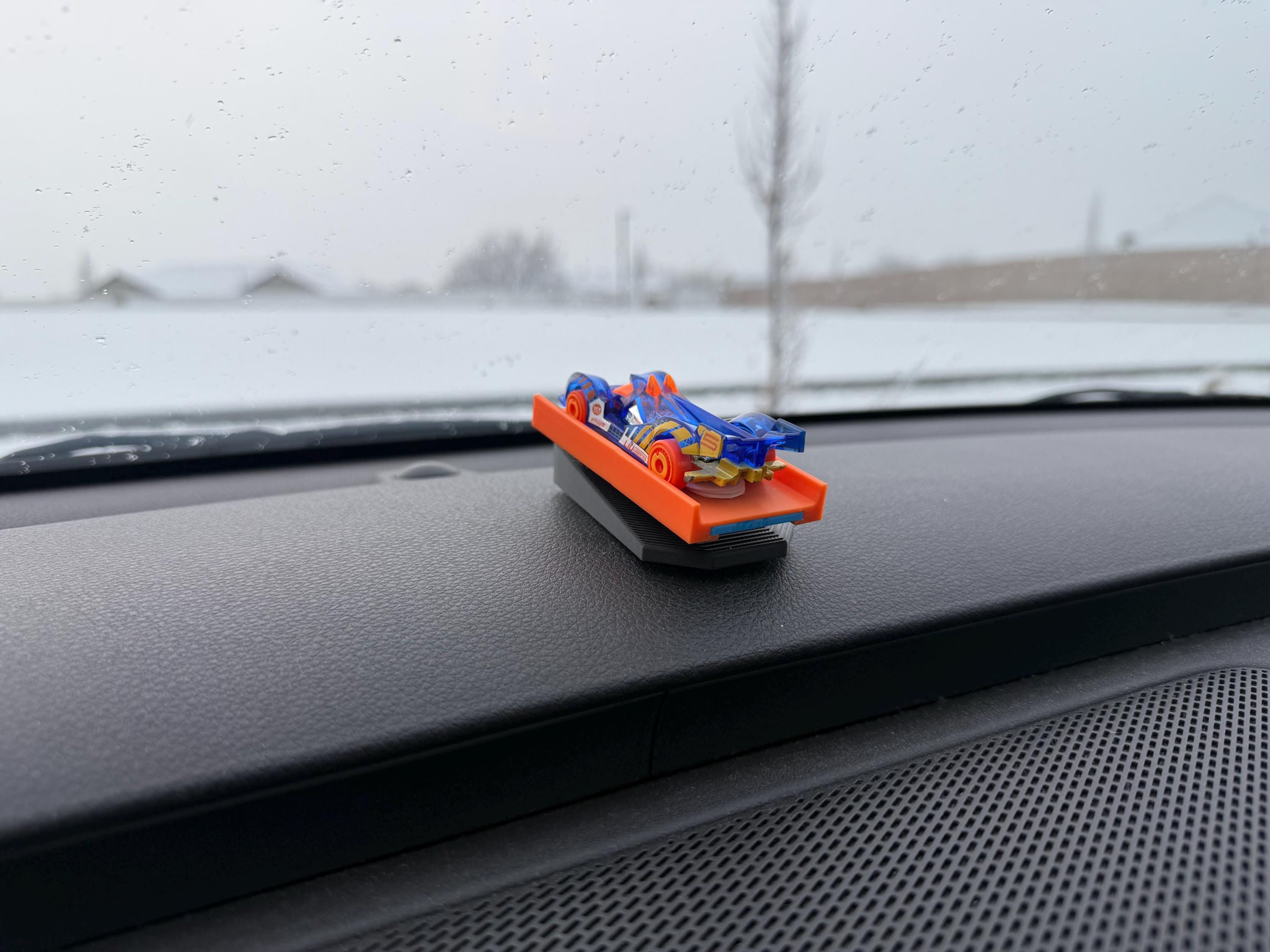 Drifting Hot Wheels Dashboard Mount – Swiveling Track-Inspired Car Holder for