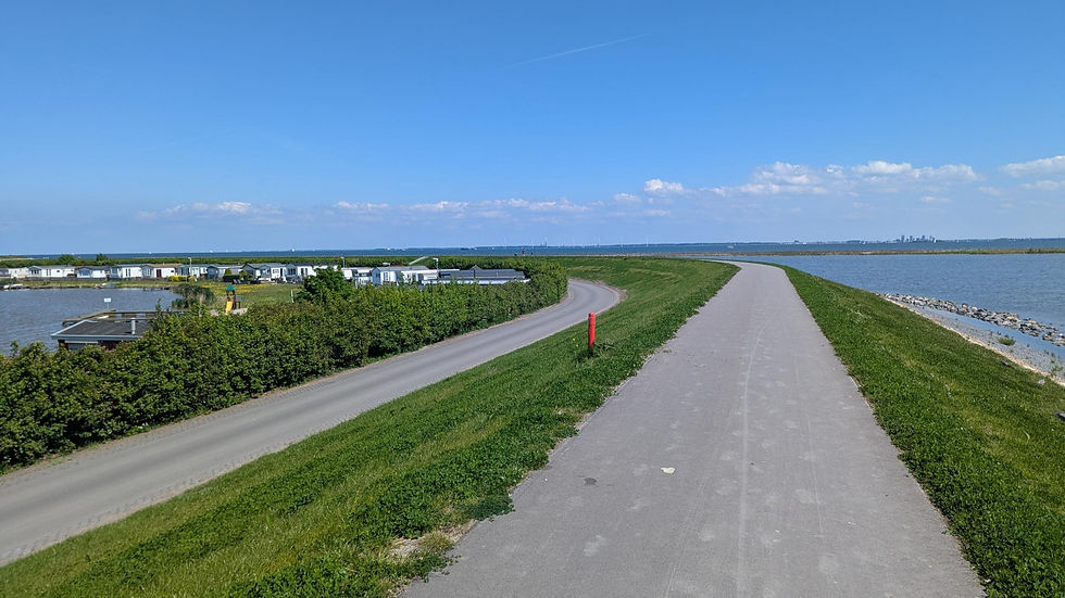 The ride from Durgerdam to Marken is predominantly on the Uitdammerdijk