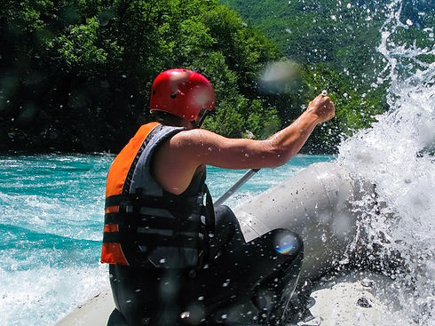 barco-rafting-rio-rapido-montana_121943-2243.jpg