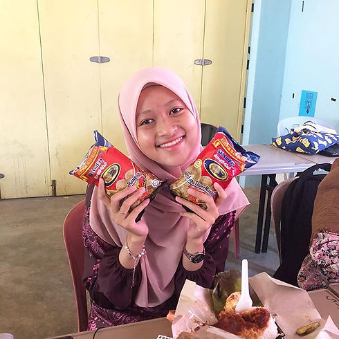 She is eating keropok with nasi lemak! �