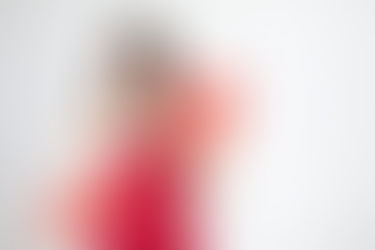 嫌红包🧧包得少，当著他的面把钱收了后，把红包袋直接揉成一团丢在地上😤😡