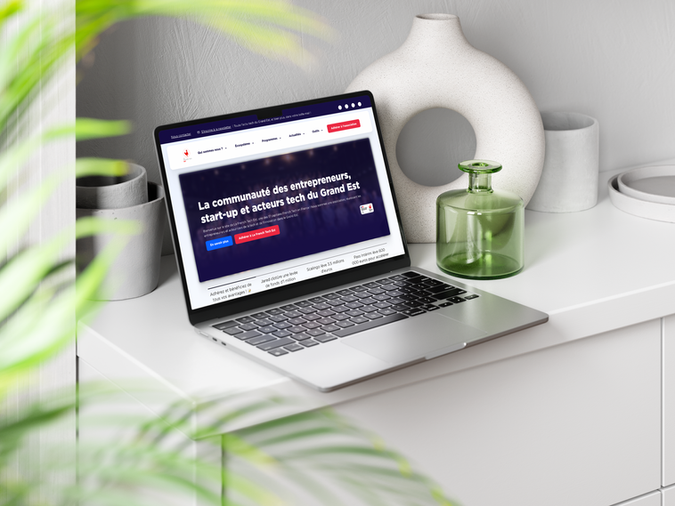 Mockup d'un ordinateur portable avec un écran présentant le site web de La French Tech Est.