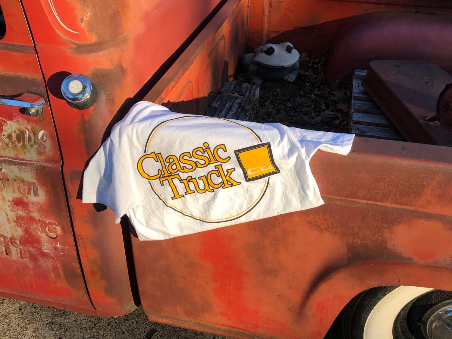 Circle Logo White T - Black & Gold