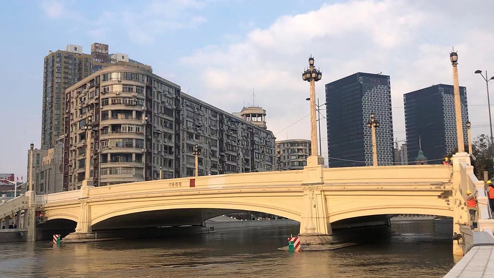Contrasts along Suzhou Creek