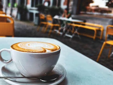 Café Colignon in Schaerbeek, Brussels – a cozy neighborhood café serving specialty coffee, homemade cakes, fresh breakfasts, lunches, and weekend brunches in a bright, inviting setting opposite the Town Hall.