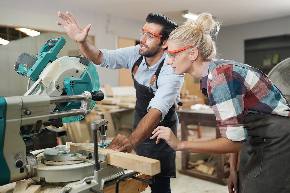 BaeKoop_Freepik_tischler-die-mobel-zusammenbauen-kleinunternehmen-holz-diy-arbeitsplatz-bu