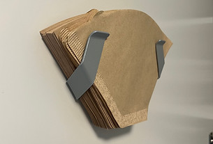 Kuva siitä, miltä se näyttää käytettäessä tuotettamme Wall-it KF. Seinälle asennettuna kahvisuodattimien kanssa.