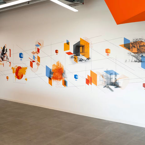 Met creatieve tekening bedrukte wandelgang van een school, ziekenhuis, gemeentehuis of andere publiek gebouw.