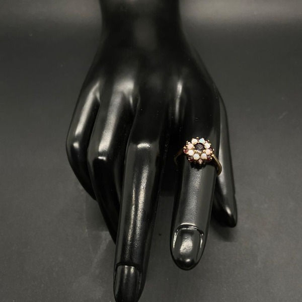 תמונה ממוזערת: טבעת וינטאג' חתומה: לונדון 1973, זהב 9 קרט, אבני אופאל וגרנט, בצורת "פתית שלג "