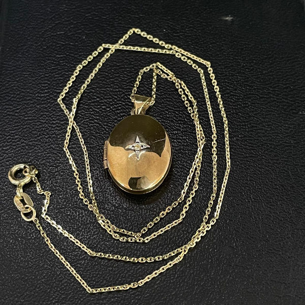 תמונה ממוזערת: תליון לוקט אדוארדי אנגלי תחילת המאה ה-20 זהב 9 קרט יהלום קטן מגיע עם שרשרת זהב 9