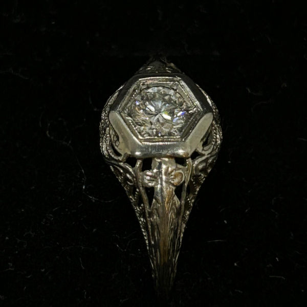 תמונה ממוזערת: טבעת ארוסין אמריקאית אר דקו שנות ה-30 זהב לבן 18 קרט יהלום איכותי כ 0.25 קראט, ע