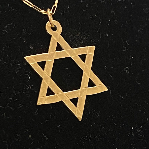 תמונה ממוזערת: תליון וינטג' אנגלי שנות ה-70 בצורת מגן דוד, עשוי זהב 9 קרט, כולל השרשרת המקורית