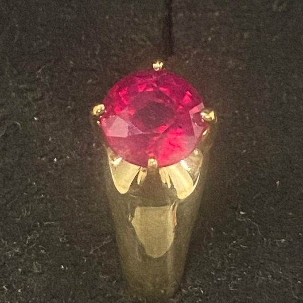 תמונה ממוזערת: טבעת מודרנית אמריקאית זהב 14 קרט משובצת רובי במשקל 2.2 קראט + תעודה ממכון גמולוג