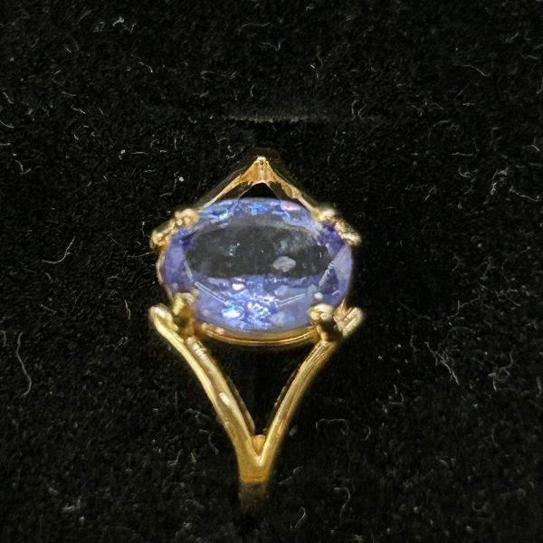 תמונה ממוזערת: טבעת אמריקאית וינטג' שנות ה-80, עשויה זהב 10 קרט, משובצת אבן טנזנייט במשקל של כ