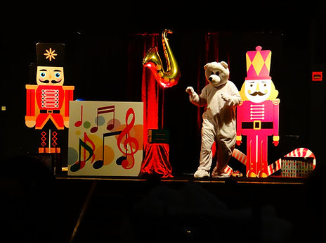 Spectacle pour petite enfance avec un ours et des instruments de musique