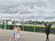 Pirate qui fait des bulles aux enfants