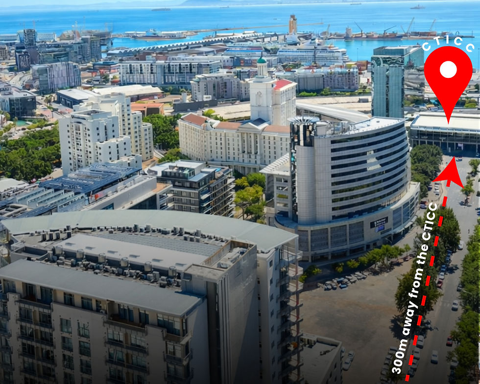 Luftaufnahme einer Stadtlandschaft mit dem Meer im Hintergrund. Ein roter Standortmarker zeigt „CTICC“ an, der Text gibt „300 m vom CTICC entfernt“ an. Strahlend heller, klarer Himmel.