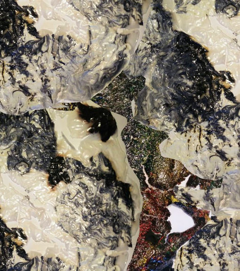 טקסטורה דמוית תבליט גאולוגי, תצלום של חומר שחור-בהיר שמזכיר אדמה או עץ חרוך.