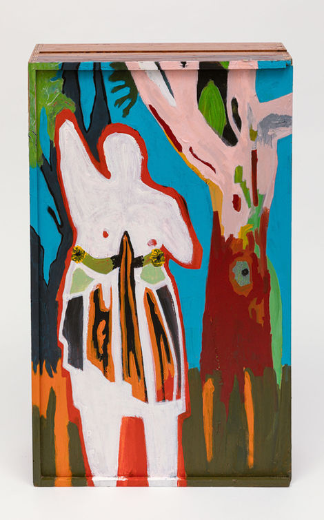 קולאז' או ציור שמזכיר צילומי נגטיב עם דמויות נשיות בעמידה. ניגוד צבעים בין דמות לצל שלה מדגיש את הרפלקסיה או הזהות הכפולה, התחושה היא משחק בין מה שמוחצן לבין מה שמוסתר.