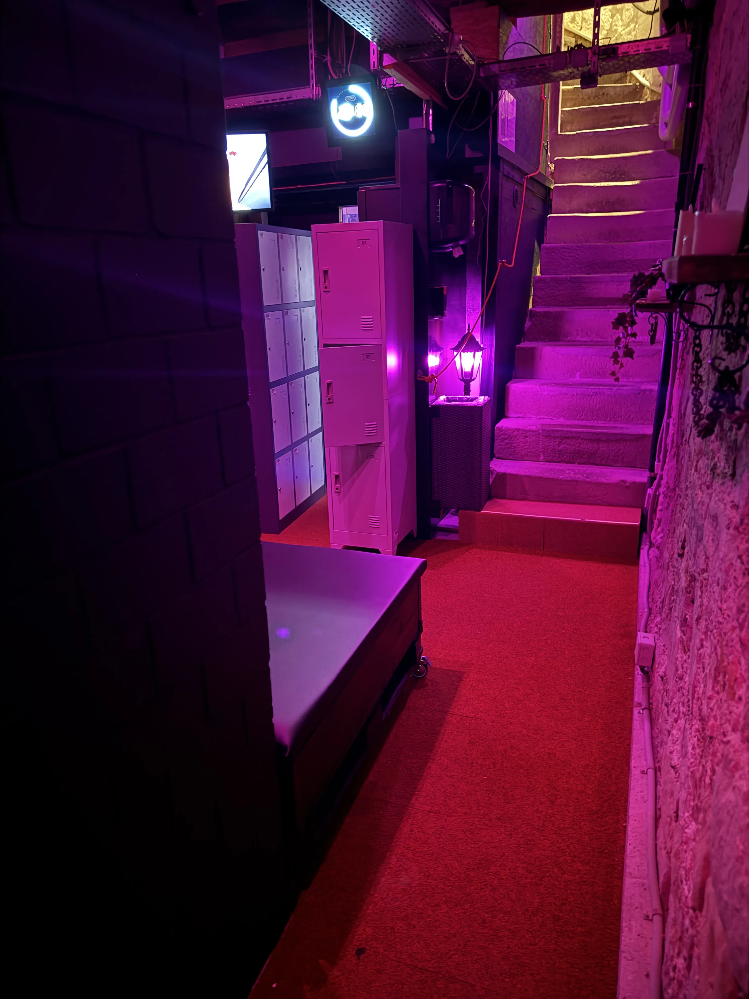 Der Beichtstuhl Gloryhole – Sünde, Geheimnis & pure Lust: Unser exklusives Sitz-Gloryhole im Darkroom