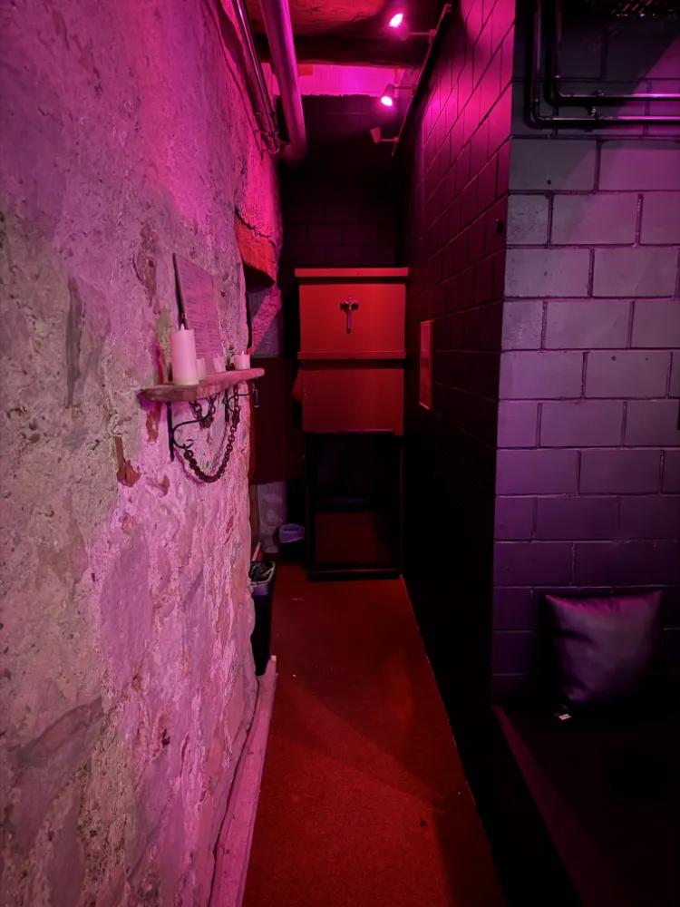 Der Beichtstuhl Gloryhole – Sünde, Geheimnis & pure Lust: Unser exklusives Sitz-Gloryhole im Darkroom