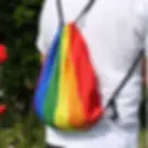 Regenbogen Sportbeutel – 34 × 41 cm, Rückseite schwarz
