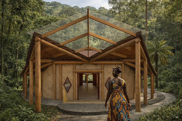 Entrada de templo de matriz iorubá com pórtico estrutural de toras de madeira e teto de vidro sob a copa das árvores em Mairiporã — arquitetura ecológica por César Augusto Arquiteto Ecológico
