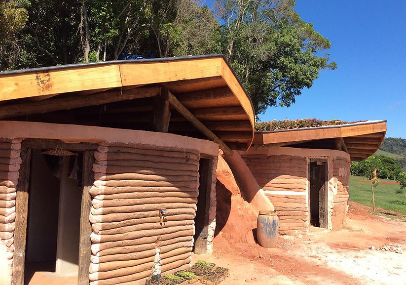 Construção de banheiros de hiperadobe na encosta com teto verde em formato de folha — bioconstrução por César Augusto Arquiteto Ecológico
